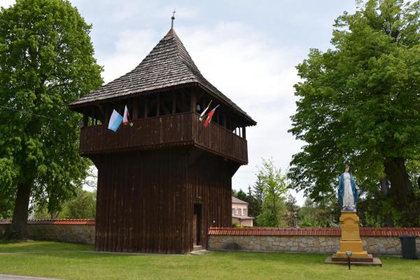 Kurzelów - Dzwonnica przy kościele parafialnym p.w. Wniebowzięcia NMP